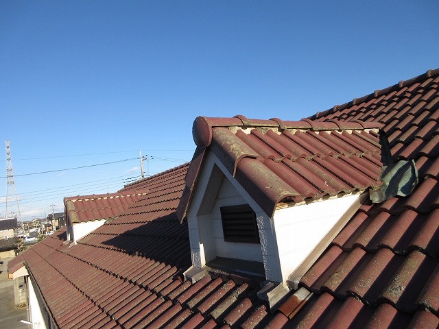 稲敷郡阿見町の2階建てアパートで屋根点検 色あせと棟劣化から考える最適なメンテナンス時期